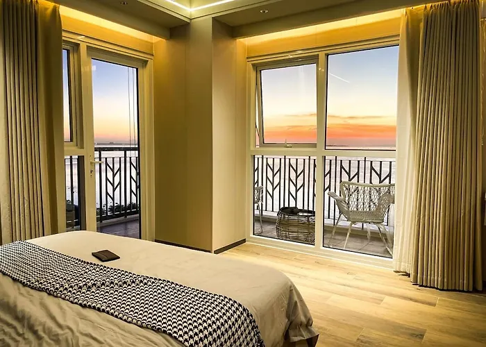 Luxurious 3br In Bay Across Okada Ii 12pax Manila